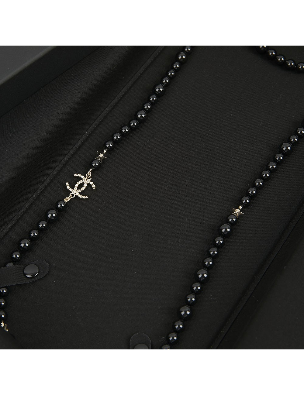 Sautoir CHANEL perles noires