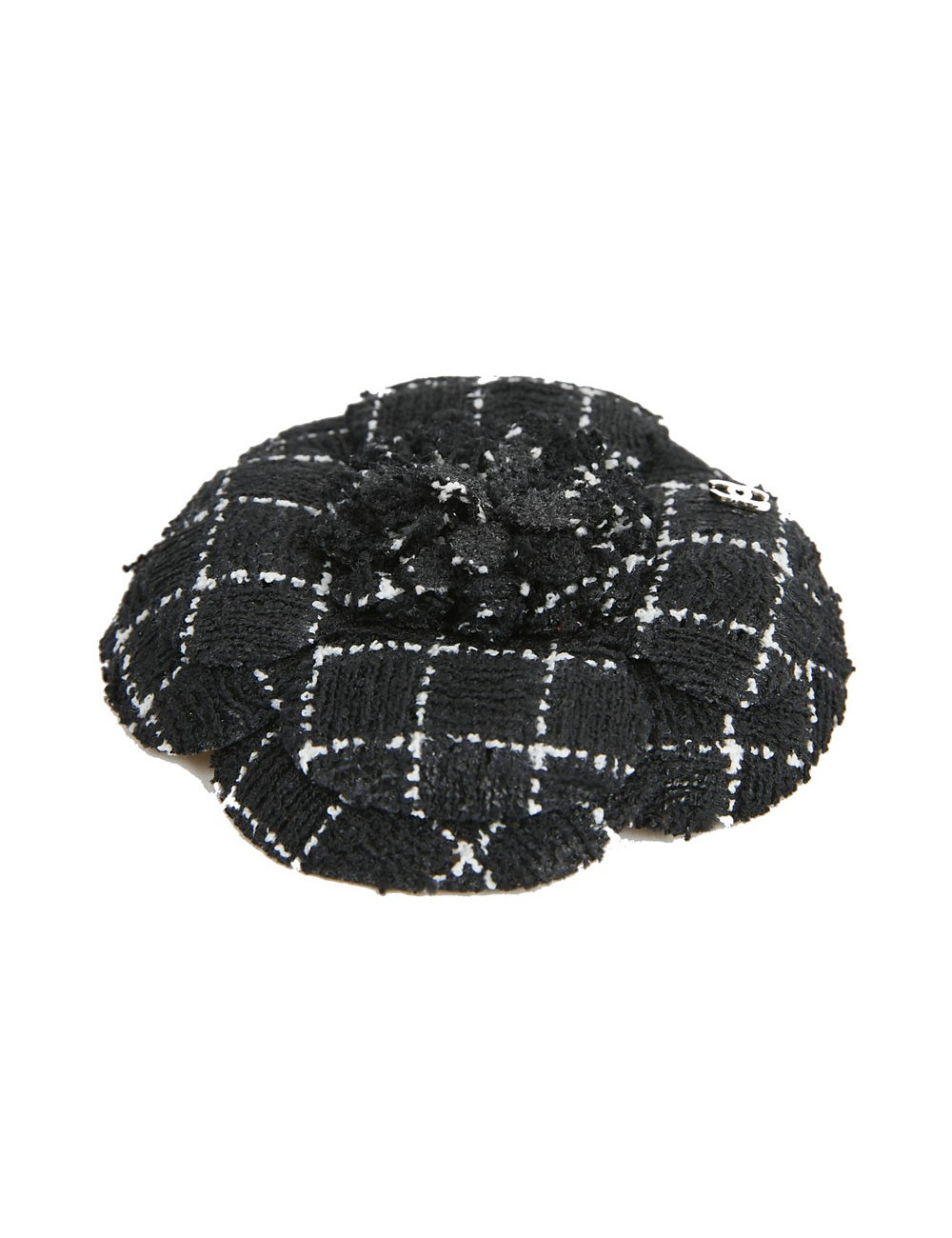 Broche camélia CHANEL en tweed noir et blanc