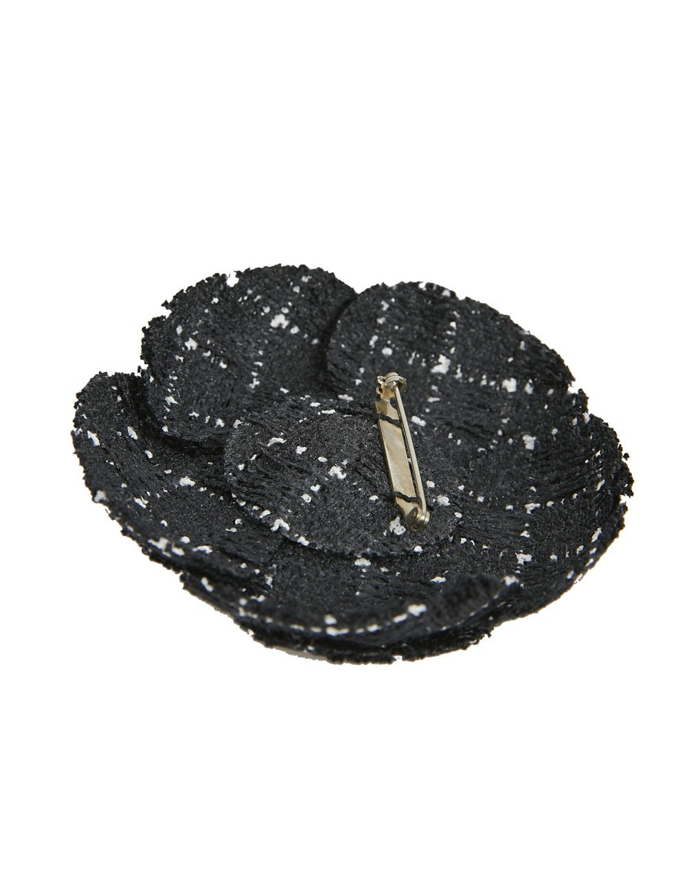 Broche camélia CHANEL en tweed noir et blanc