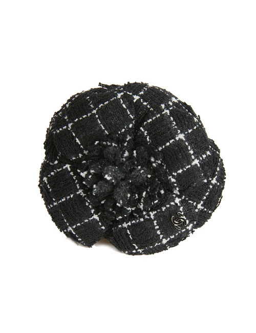 Broche camélia CHANEL en tweed noir et blanc