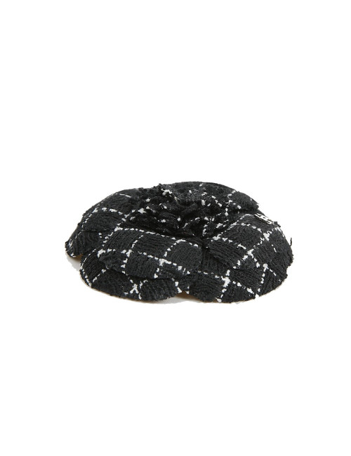 Broche camélia CHANEL en tweed noir et blanc