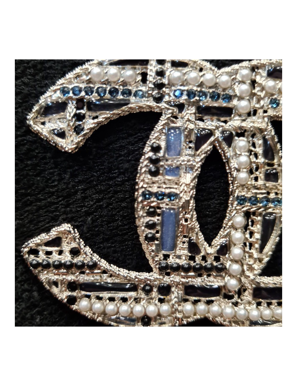 Grosse broche CHANEL CC argent, perles et pâte de verre