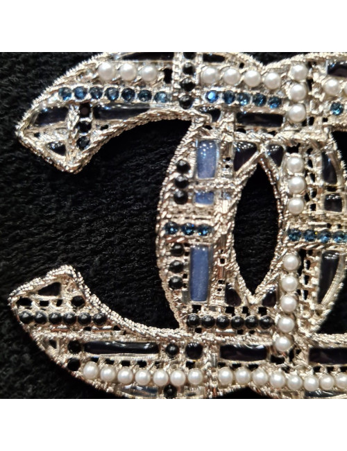 Grosse broche CHANEL CC argent, perles et pâte de verre