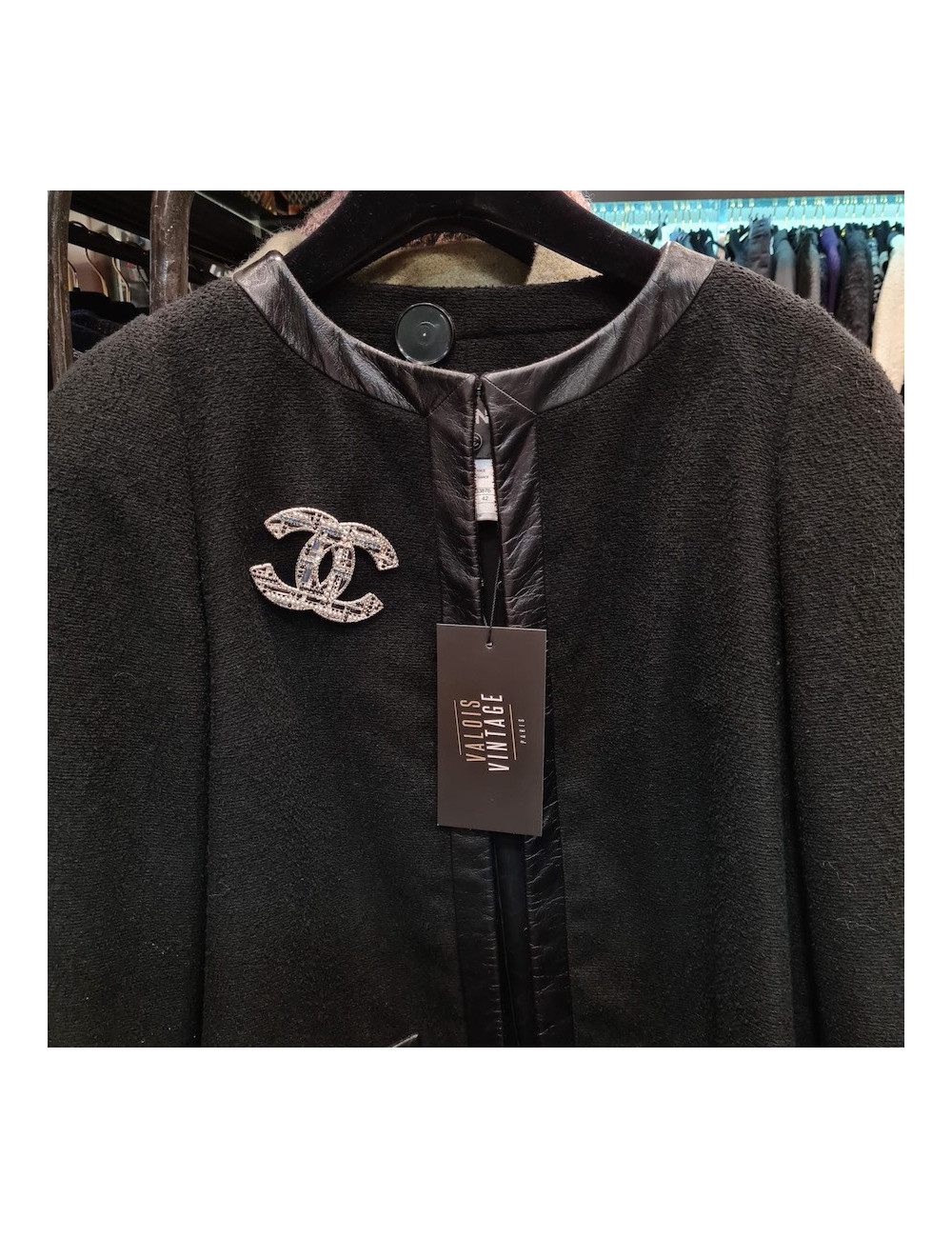 Grosse broche CHANEL CC argent, perles et pâte de verre