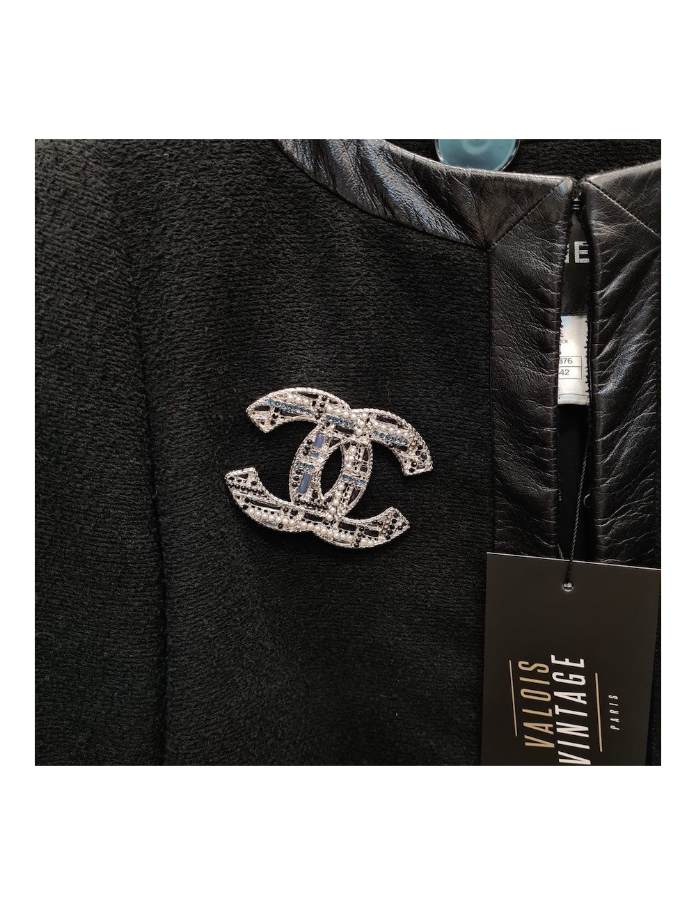 Grosse broche CHANEL CC argent, perles et pâte de verre