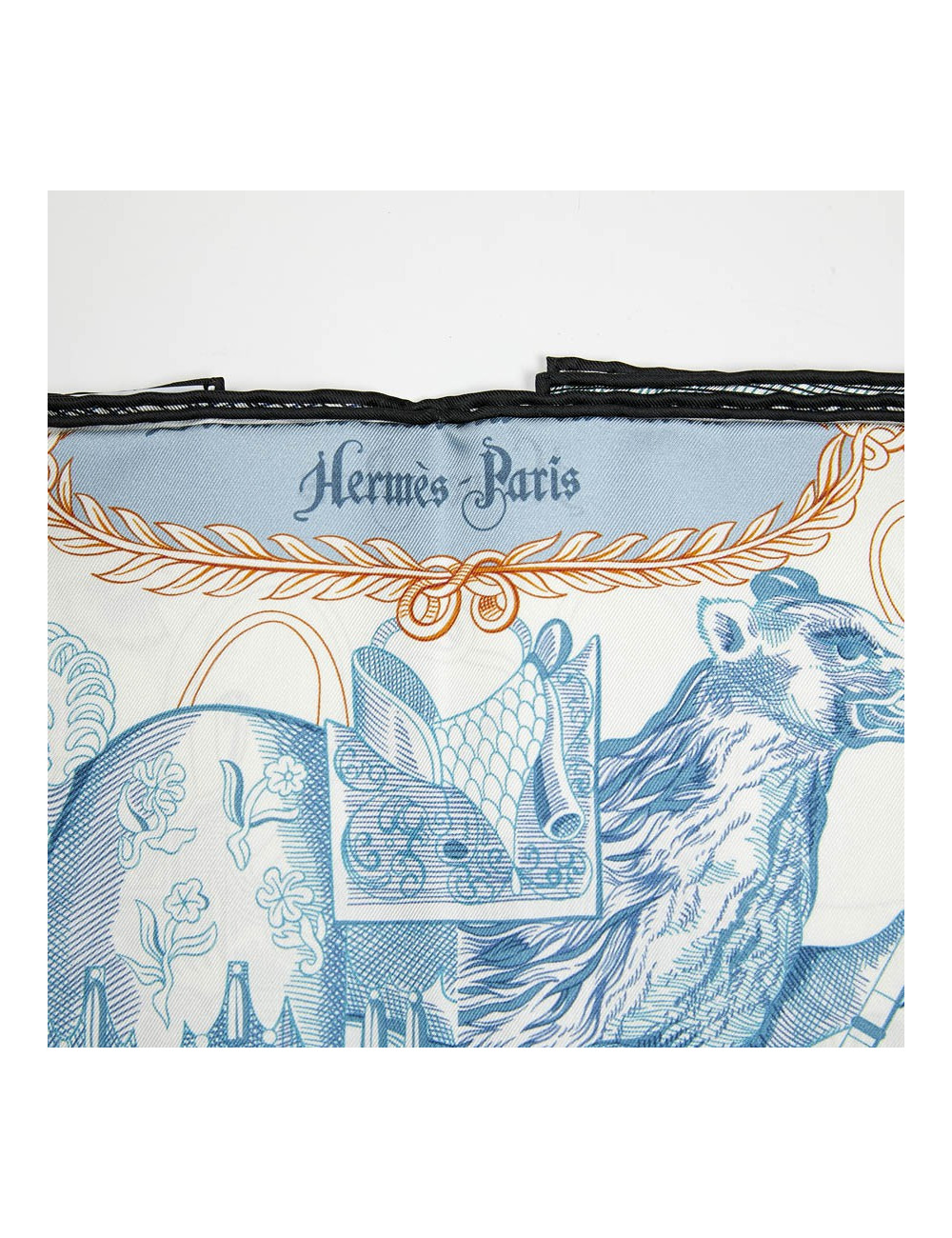 Carré HERMES Della Cavalleria Favolosa en soie blanc bleu rose et vert