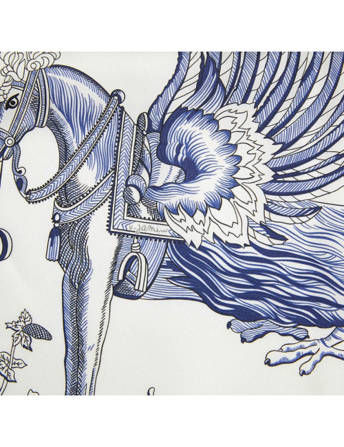 Carré HERMES Della Cavalleria Favolosa en soie blanc bleu rose et vert