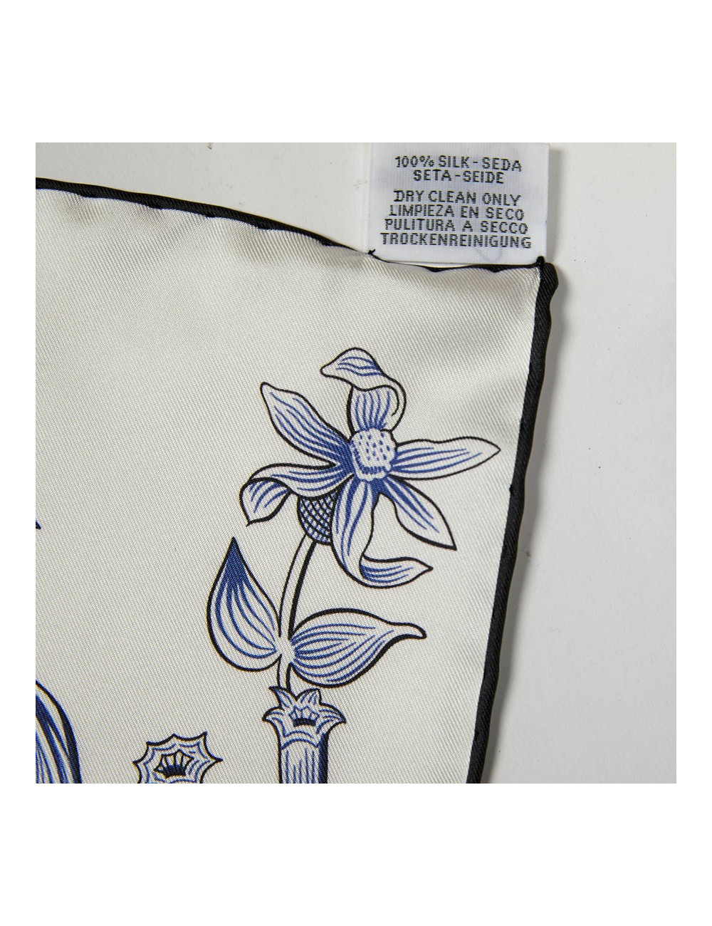 Carré HERMES Della Cavalleria Favolosa en soie blanc bleu rose et vert