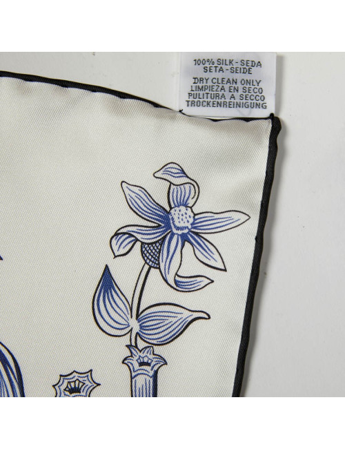 Carré HERMES Della Cavalleria Favolosa en soie blanc bleu rose et vert