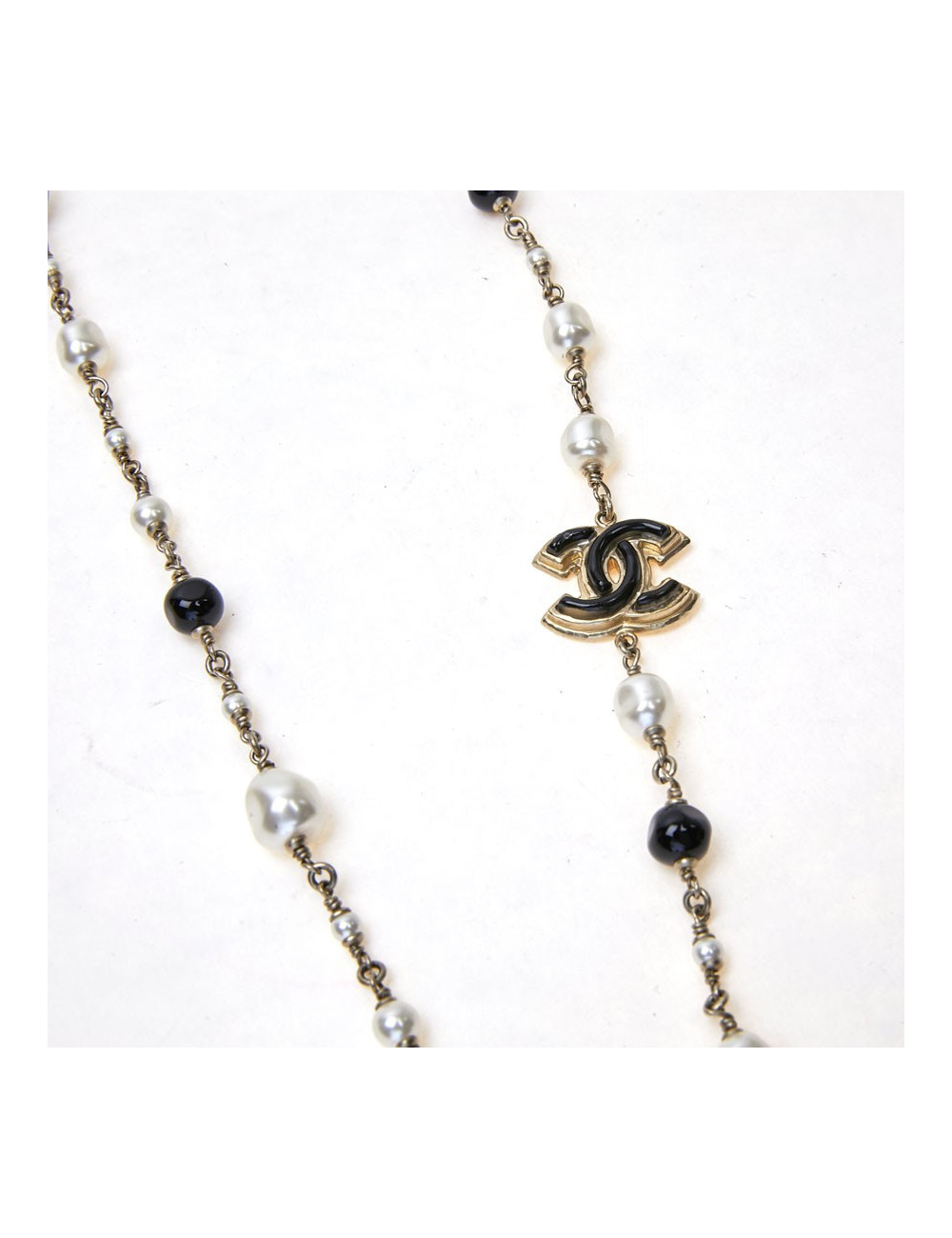 Sautoir CHANEL perles nacrées et noires