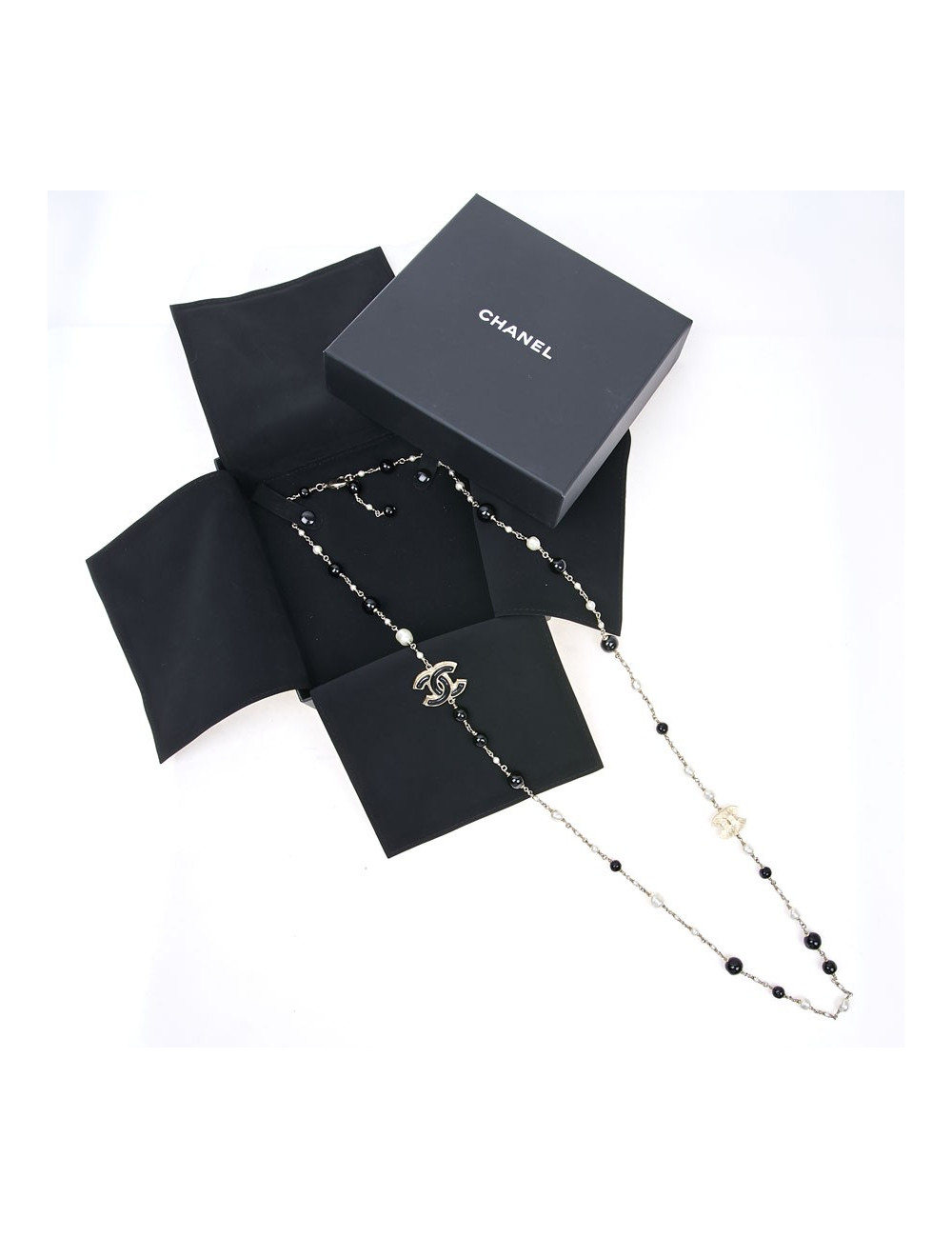 Sautoir CHANEL perles nacrées et noires