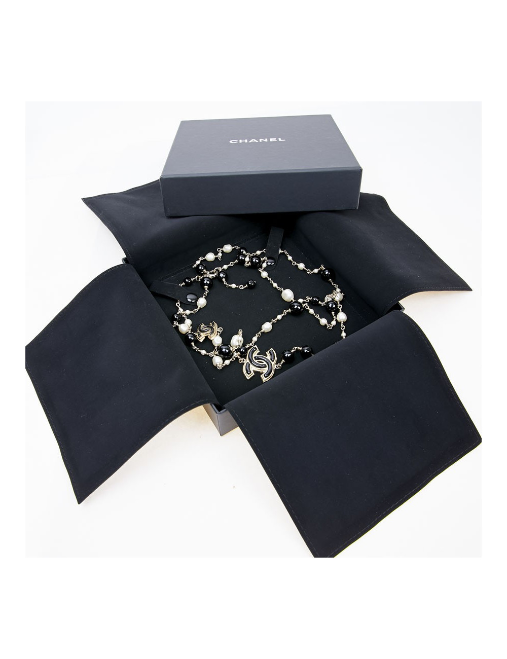 Sautoir CHANEL perles nacrées et noires