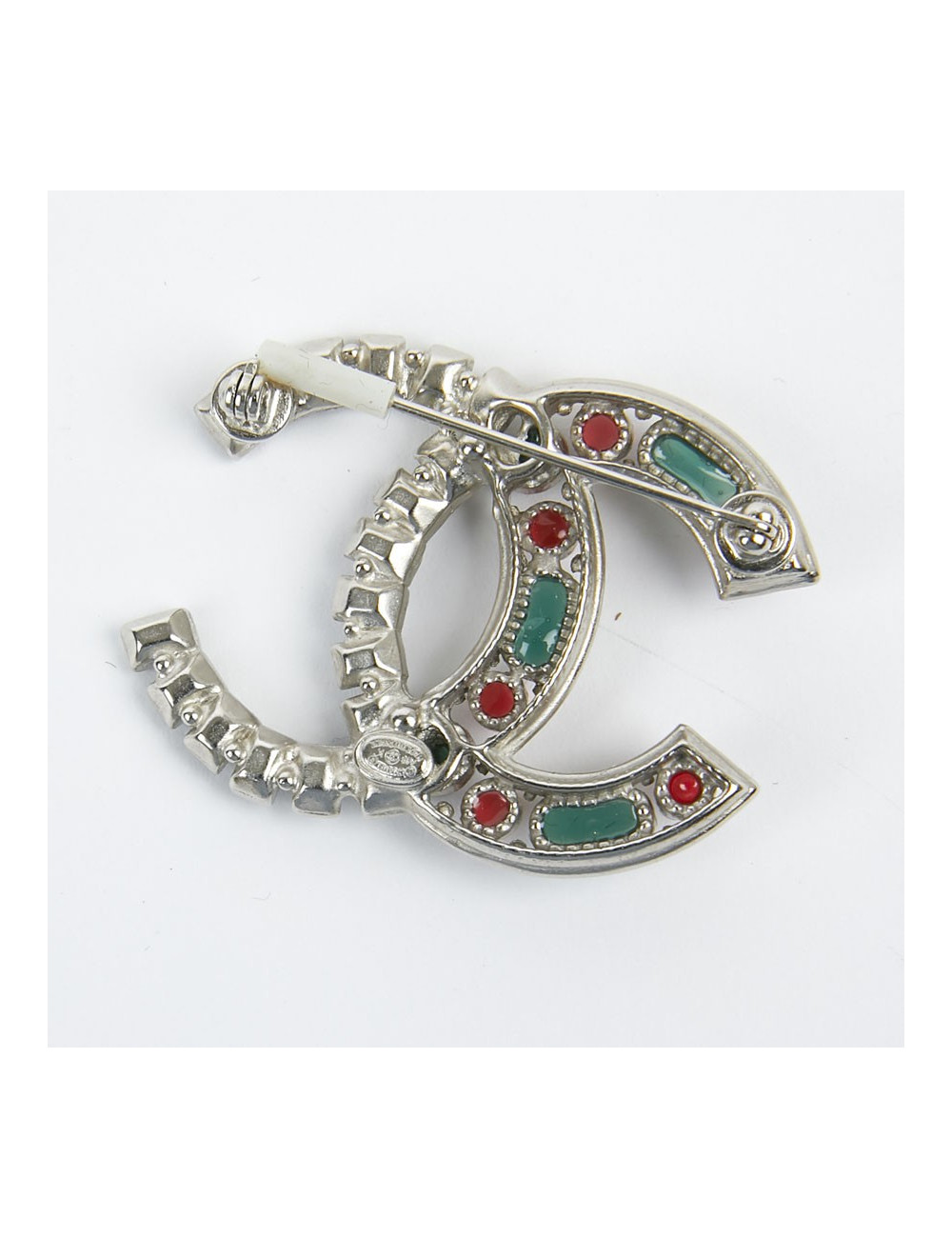 Broche CHANEL "CC" argent et pâte de verre émeraude et rubis