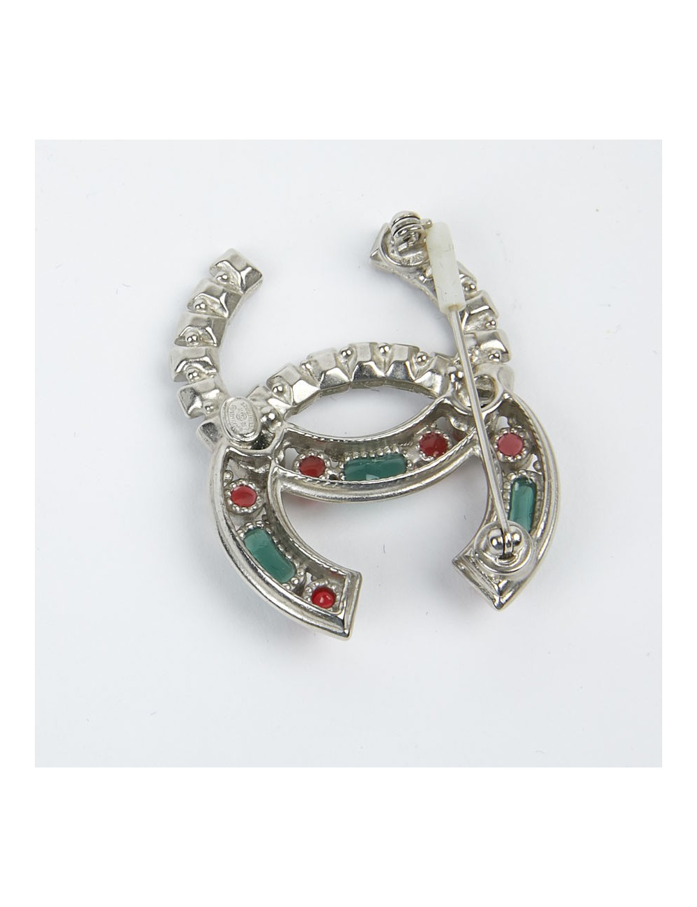 Broche CHANEL "CC" argent et pâte de verre émeraude et rubis