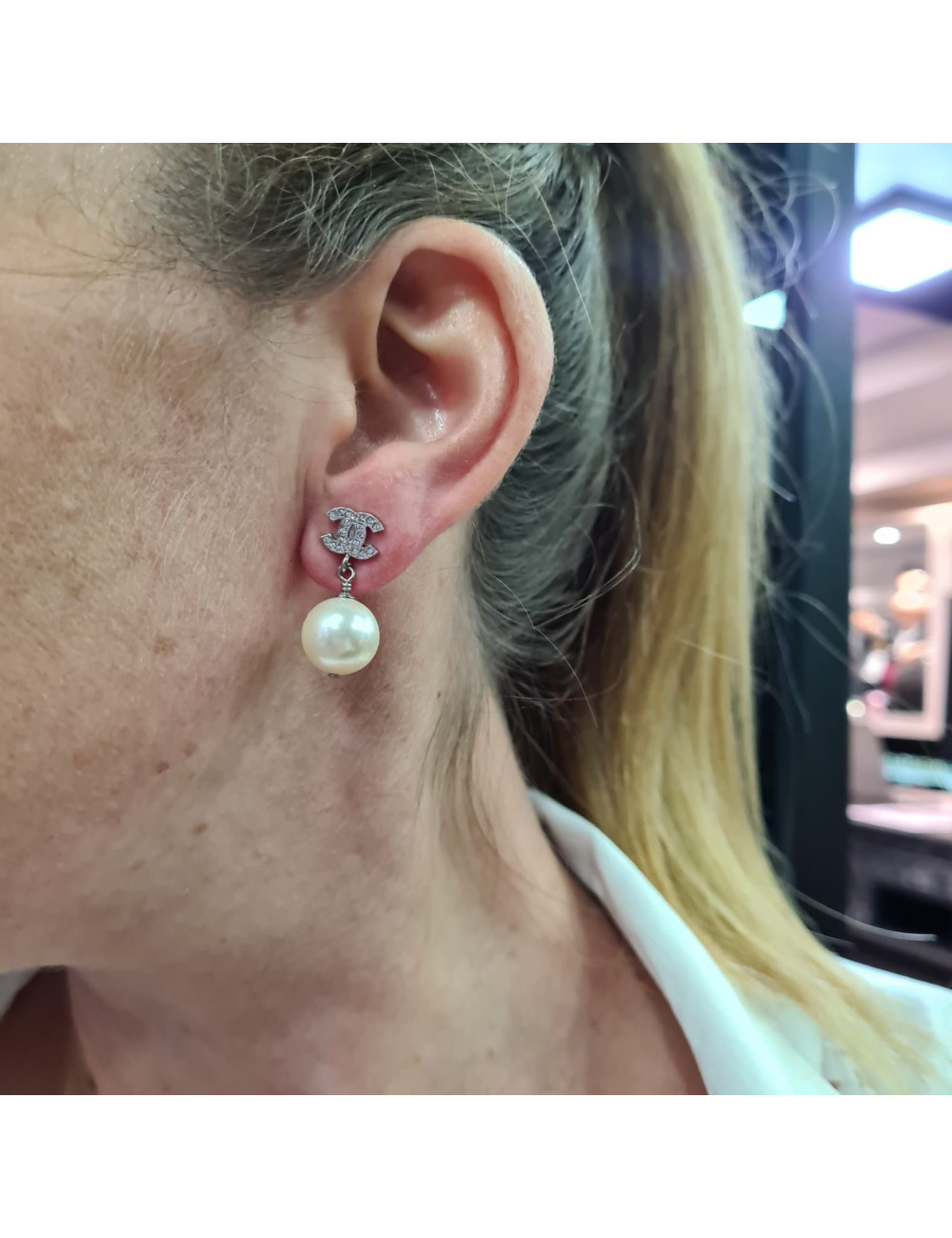 CHANEL pendent pearl earrings