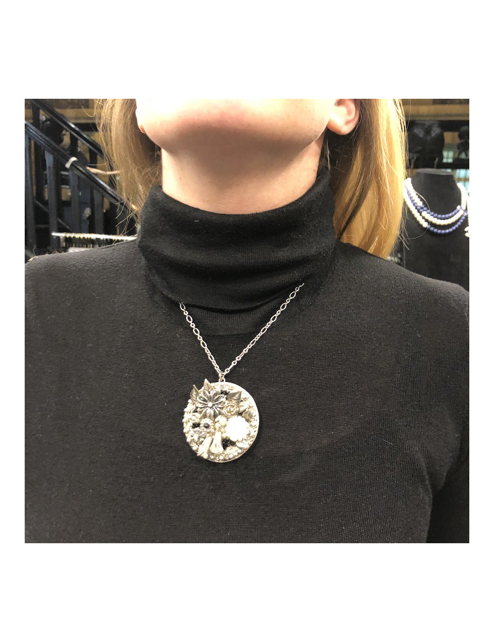 Collier avec pendentif CHANEL 