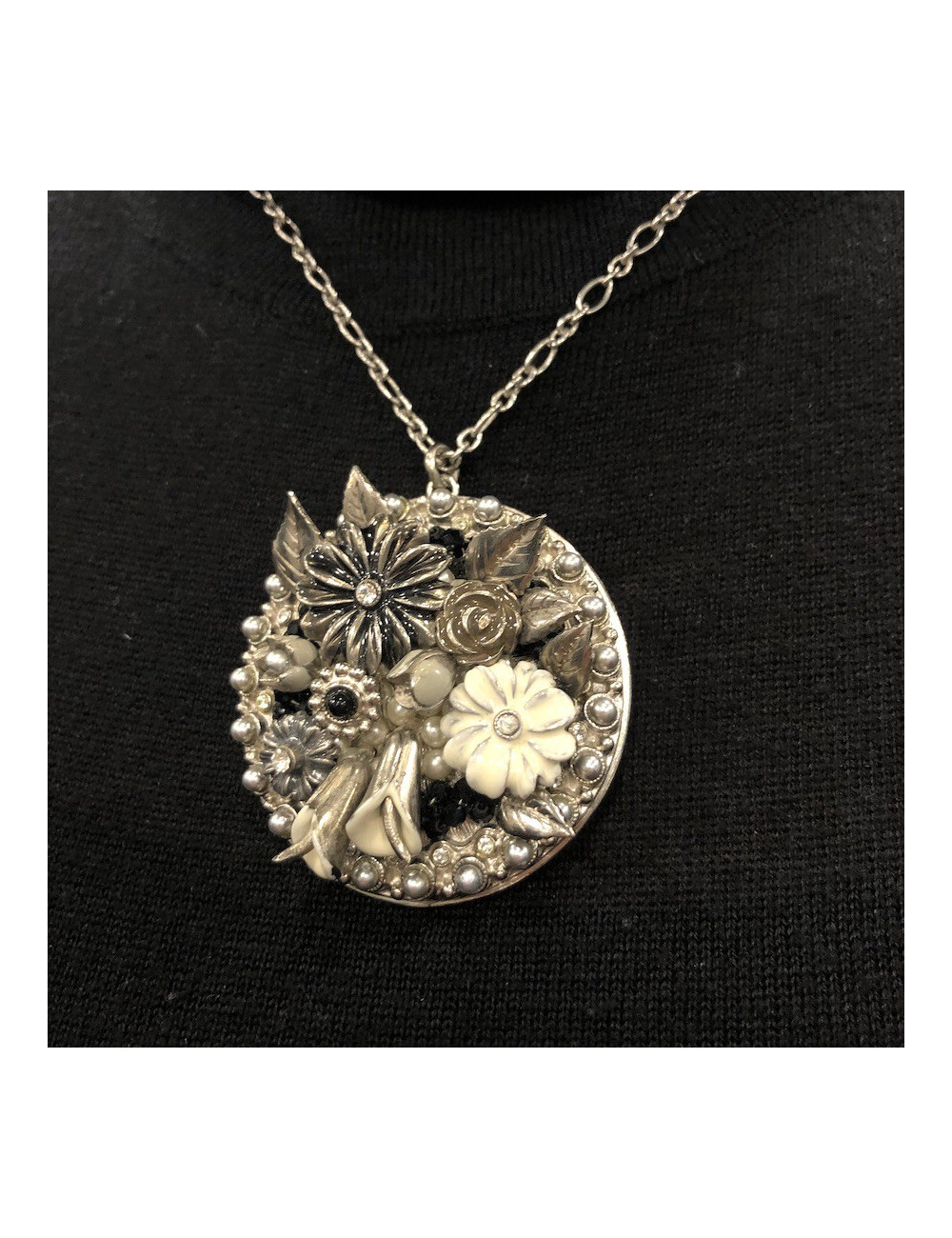 Collier avec pendentif CHANEL 