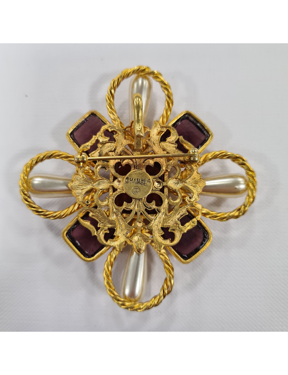 Broche vintage CHANEL pate de verre topaze et amétihyze 