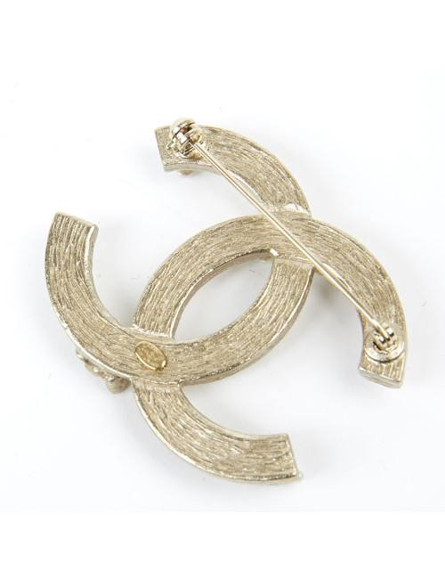 Broche CHANEL CC métal or pâle et perles nacrées