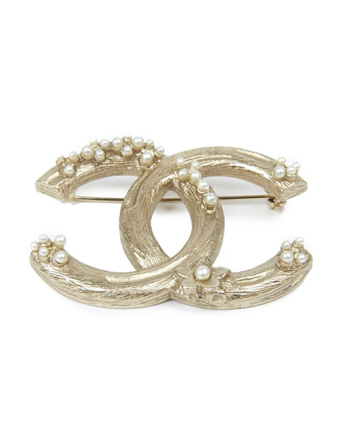 Broche CHANEL CC métal or pâle et perles nacrées