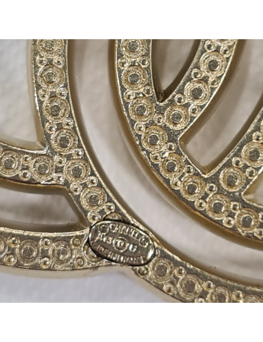 Broche CHANEL Double C strass et métal doré