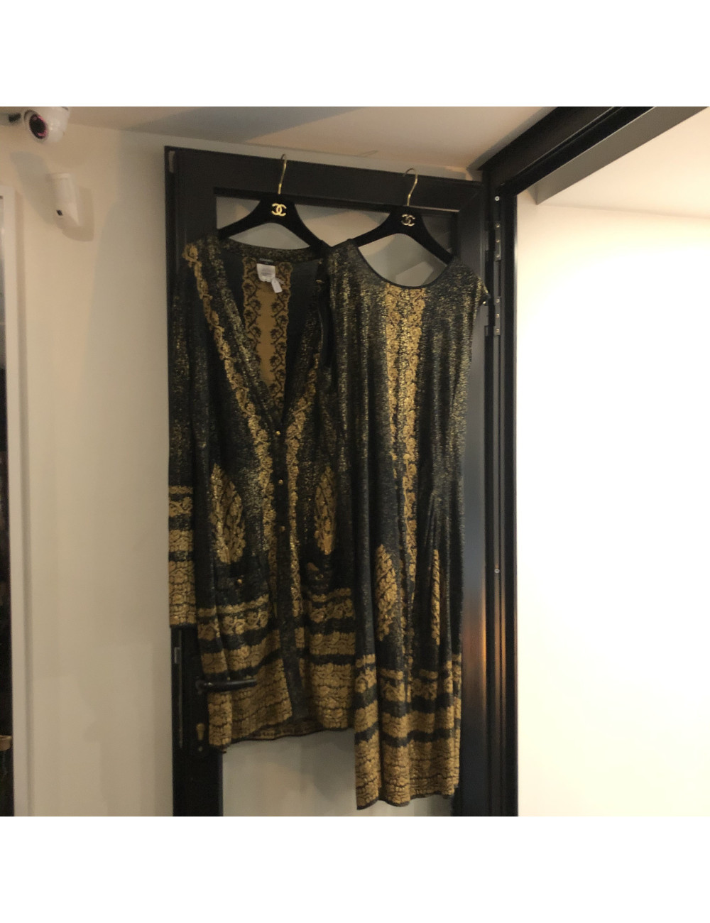 Gilet CHANEL long or et noir T44