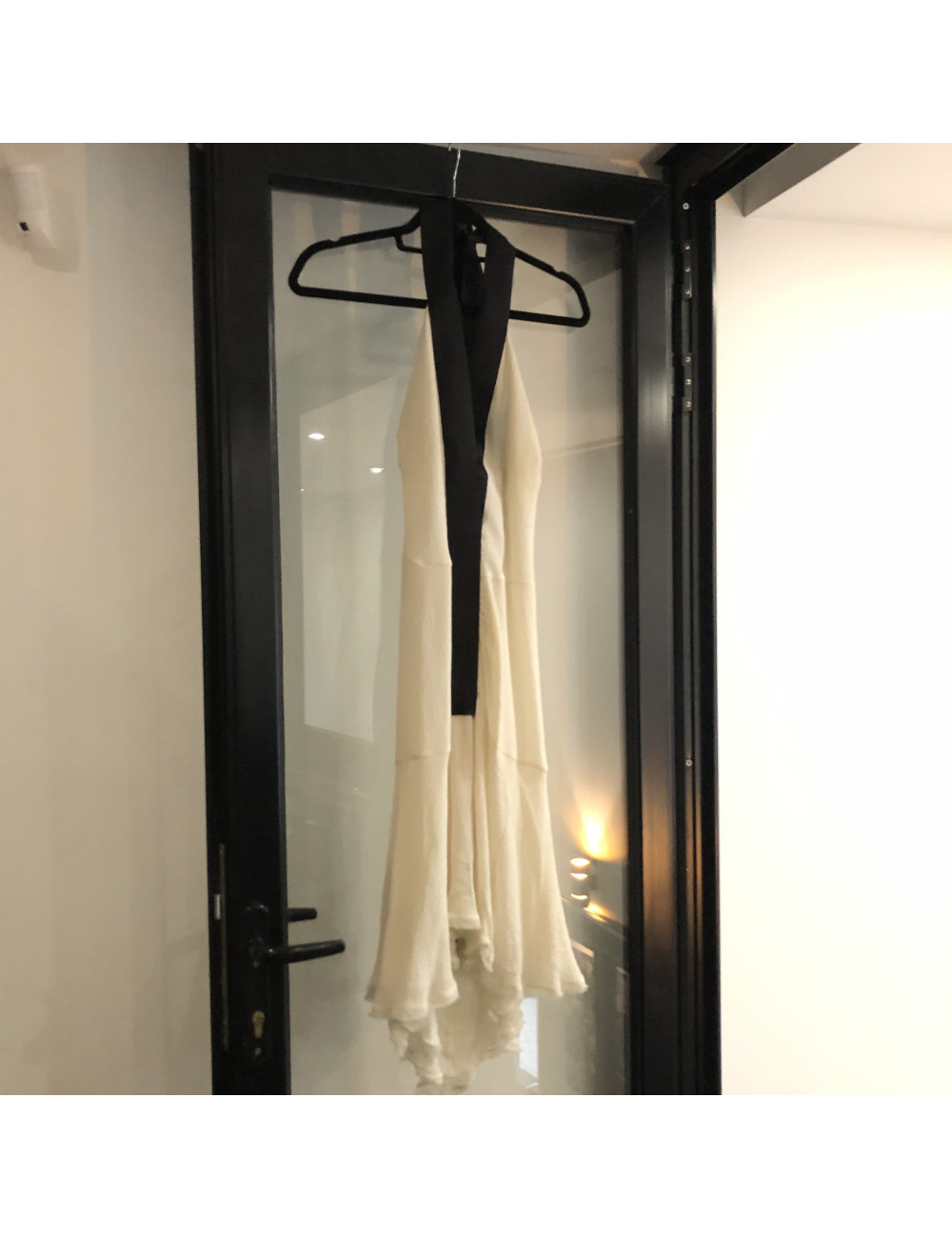 Robe de cocktail CHANEL T 44 en soie écrue en ruban noire