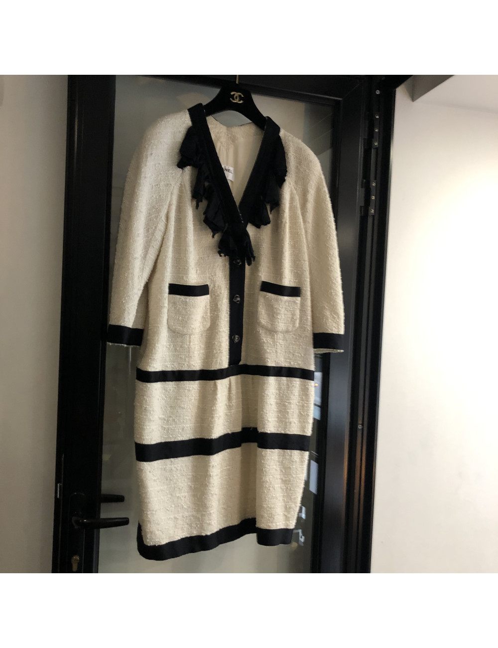 Robe T46 CHANEL tweed blanc et satin noir