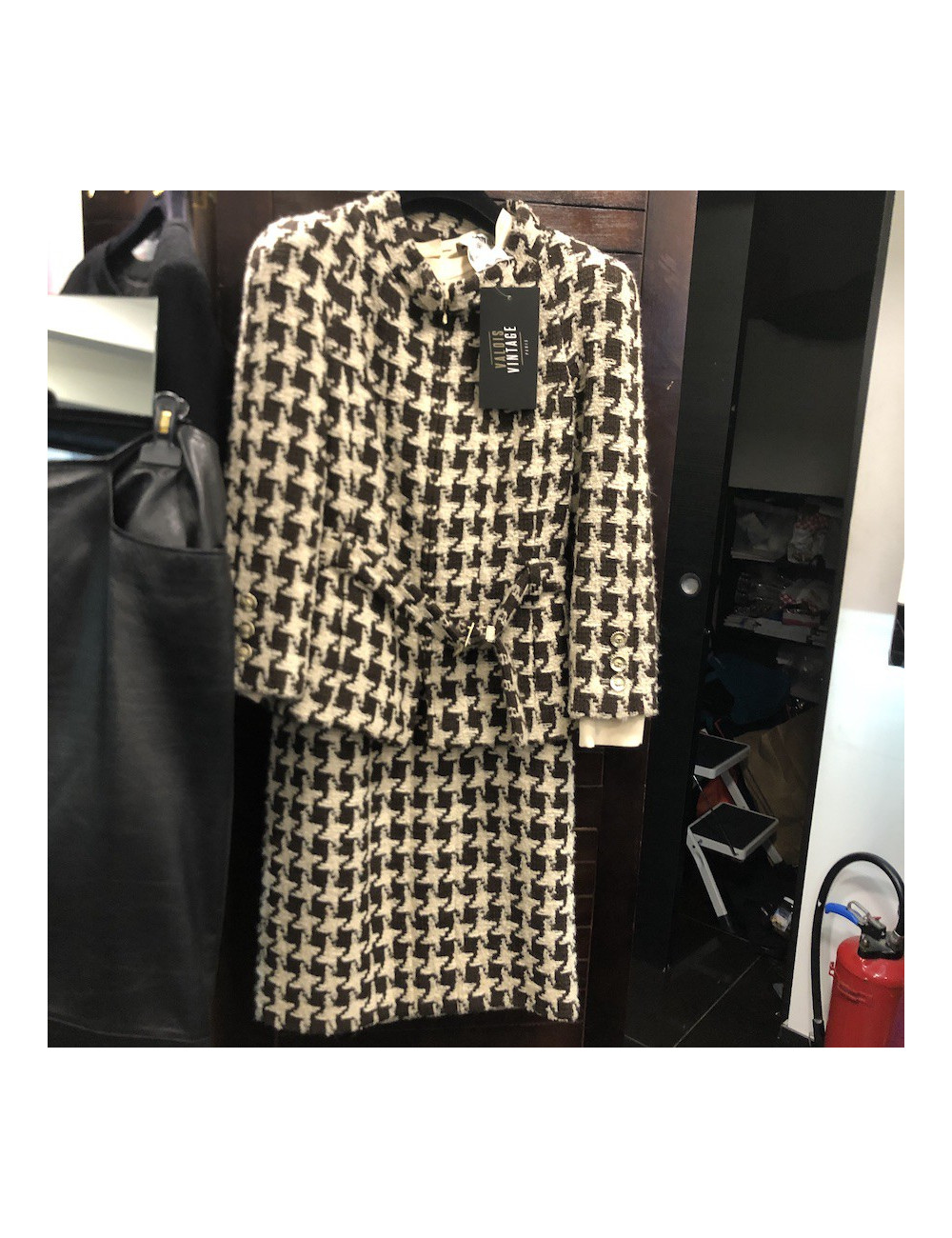 Ensemble CHANEL T 40 robe et veste laine pied de poule marron