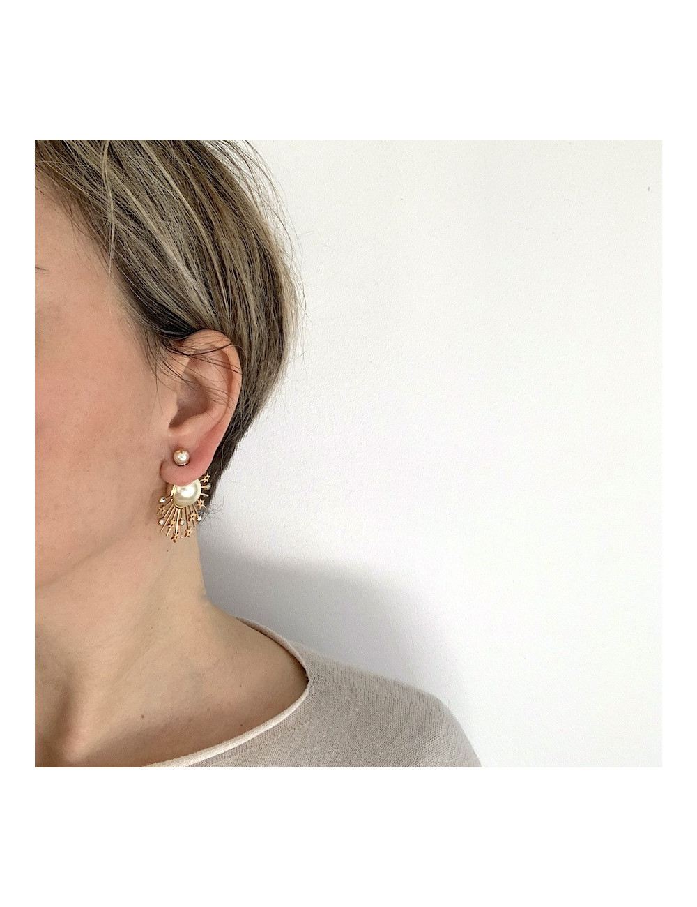 Boucles d'oreille clous DIOR étoile doré, perles et strass