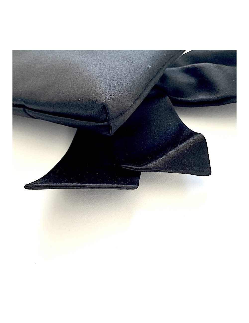 Pochette VALENTINO soie noire