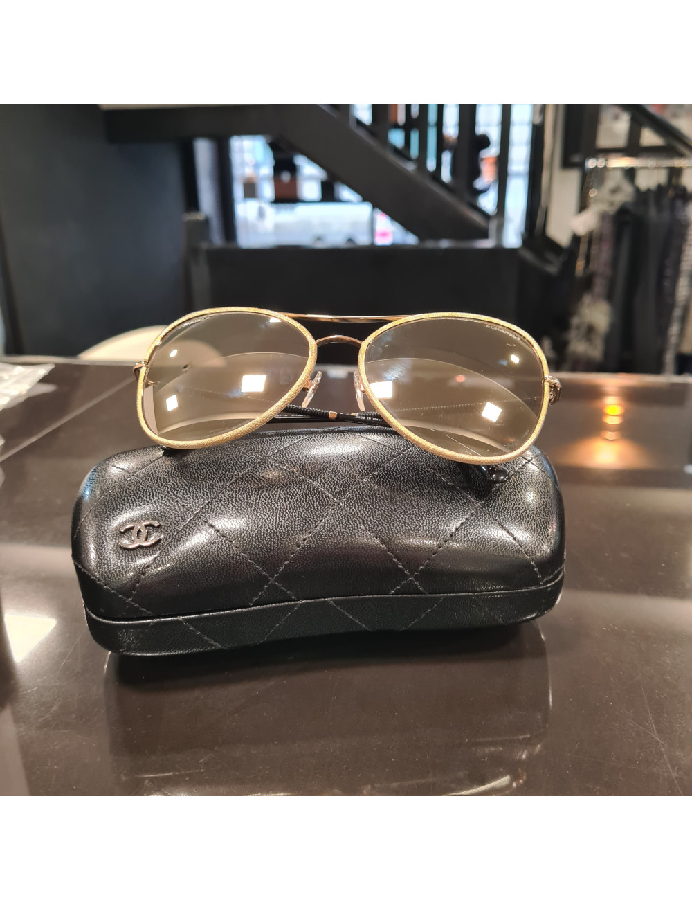 Paire de lunettes de soleil CHANEL aviateur