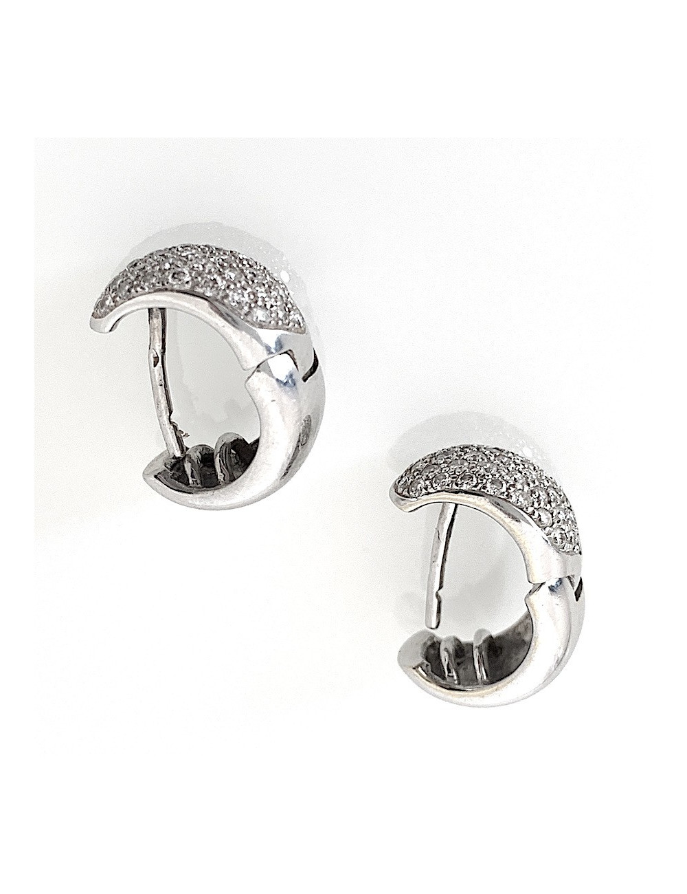 Stud Earrings in White Gold and Diamond Pave 