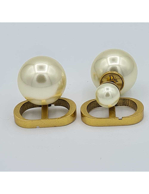 Boucle d'oreille perle DIOR avec un fermoir CD doré