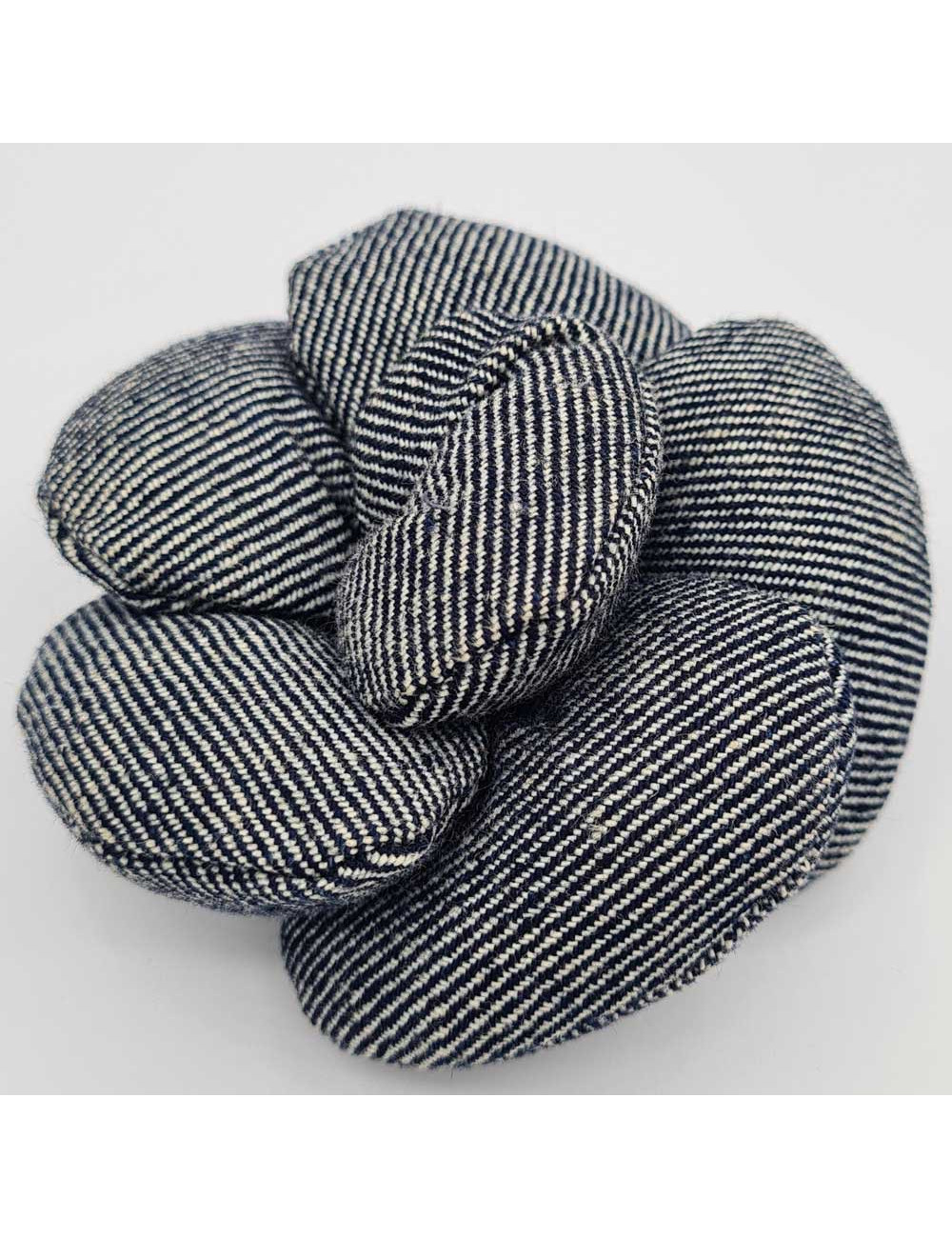 Broche camélia CHANEL en coton bleu