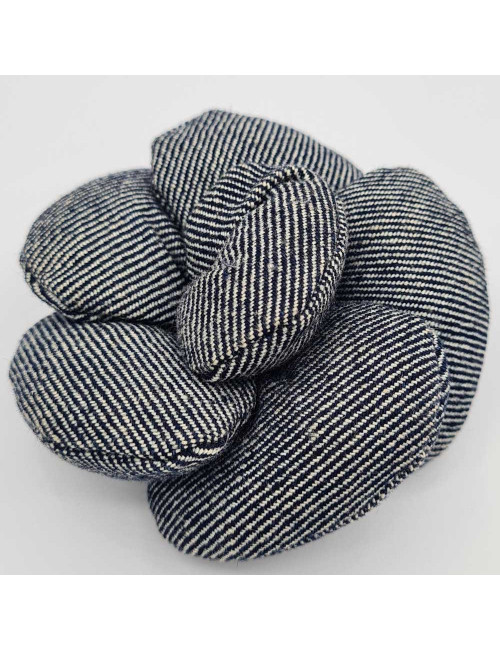 Broche camélia CHANEL en coton bleu