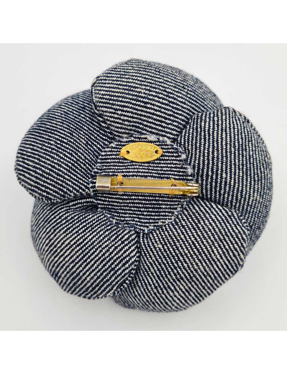 Broche camélia CHANEL en coton bleu
