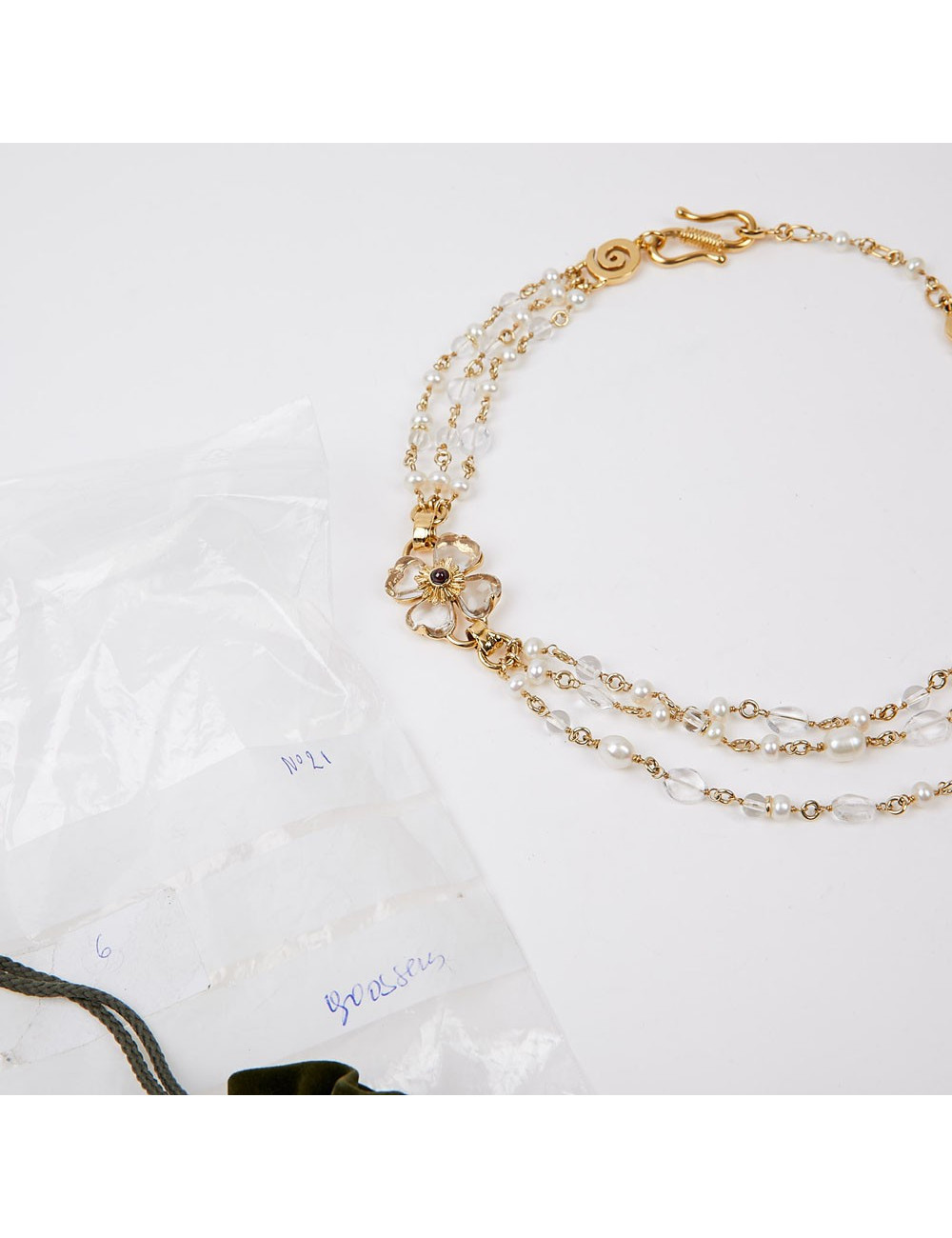 Collier marguerite GOOSSENS roches de cristal et perles