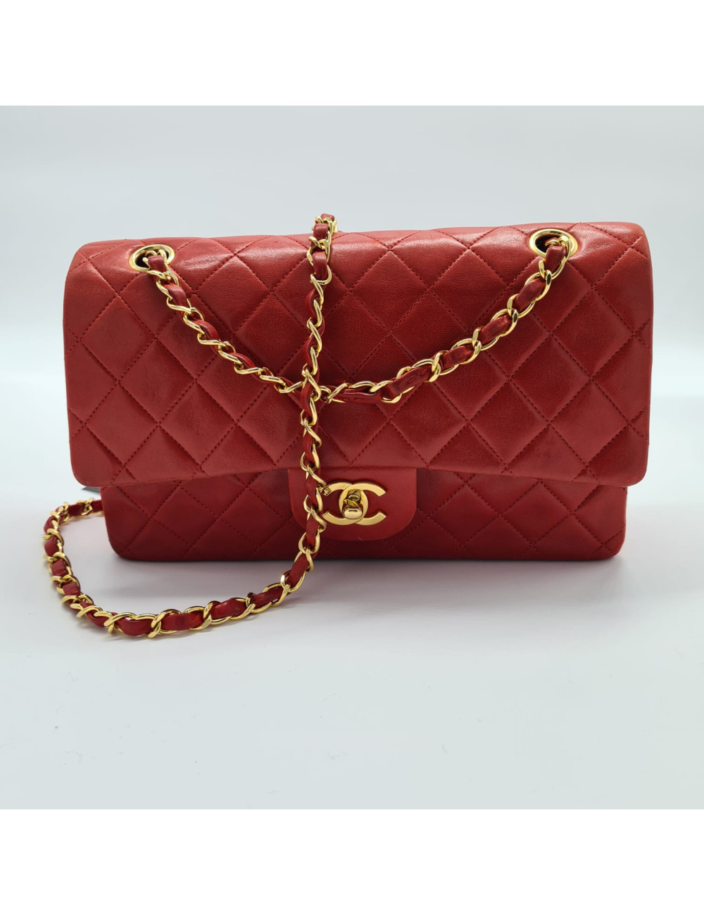 Timeless CHANEL rouge en cuir d'agneau