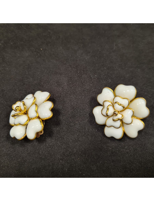 Boucles d'oreille CHANEL pâte de verre blanc