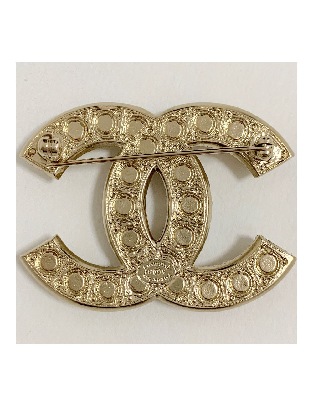 Broche CHANEL CC en perles nacrées et strass