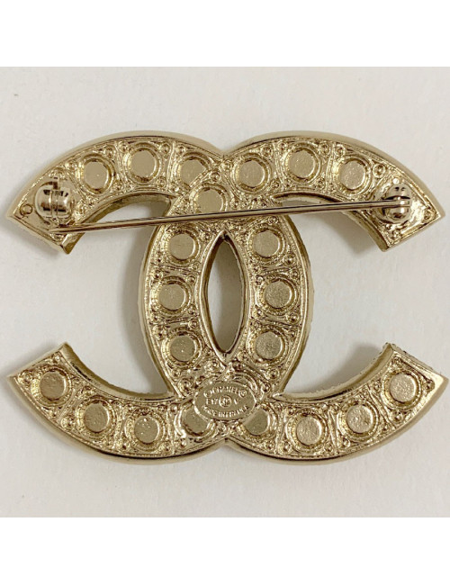 Broche CHANEL CC en perles nacrées et strass