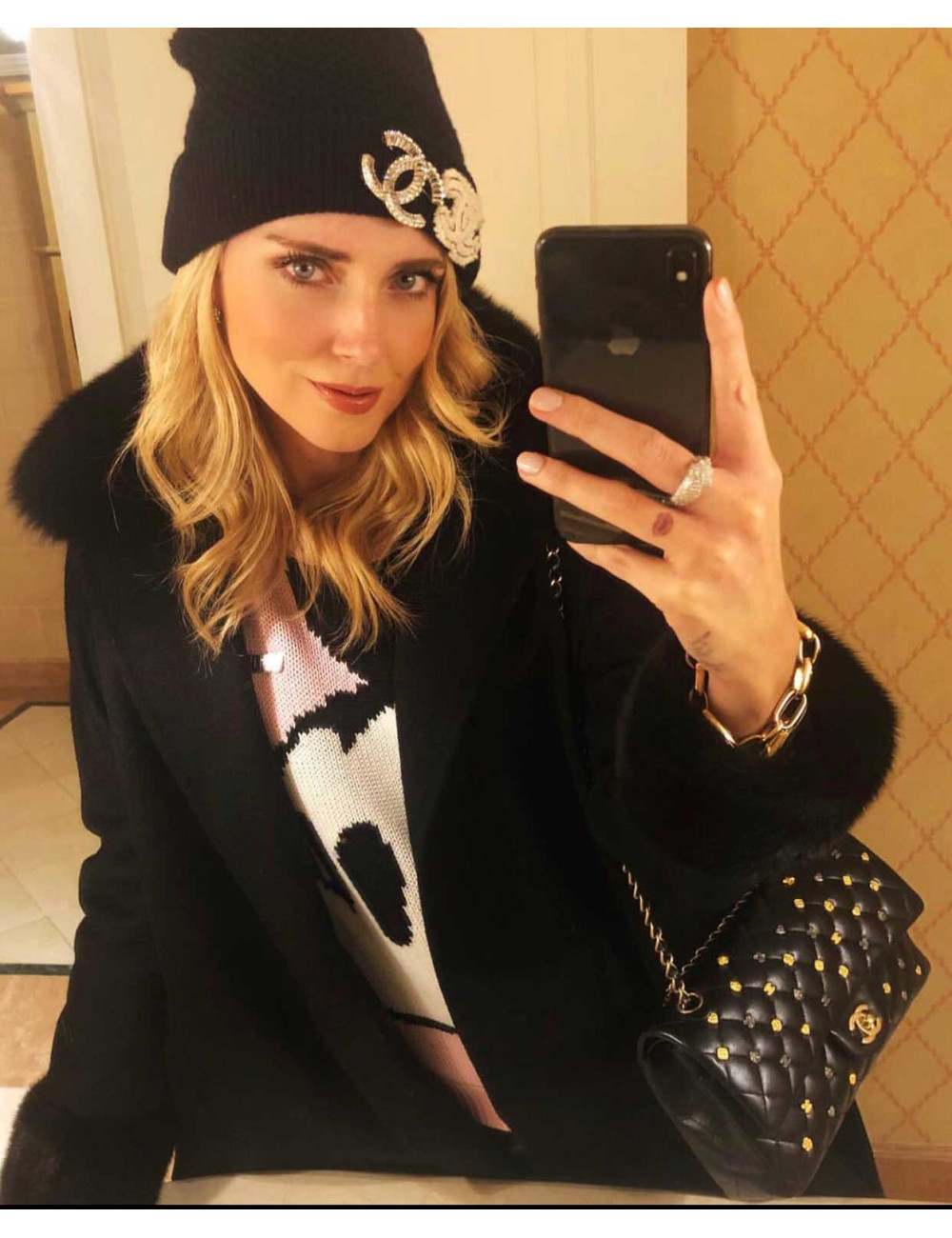 Broche CHANEL CC en perles nacrées et strass