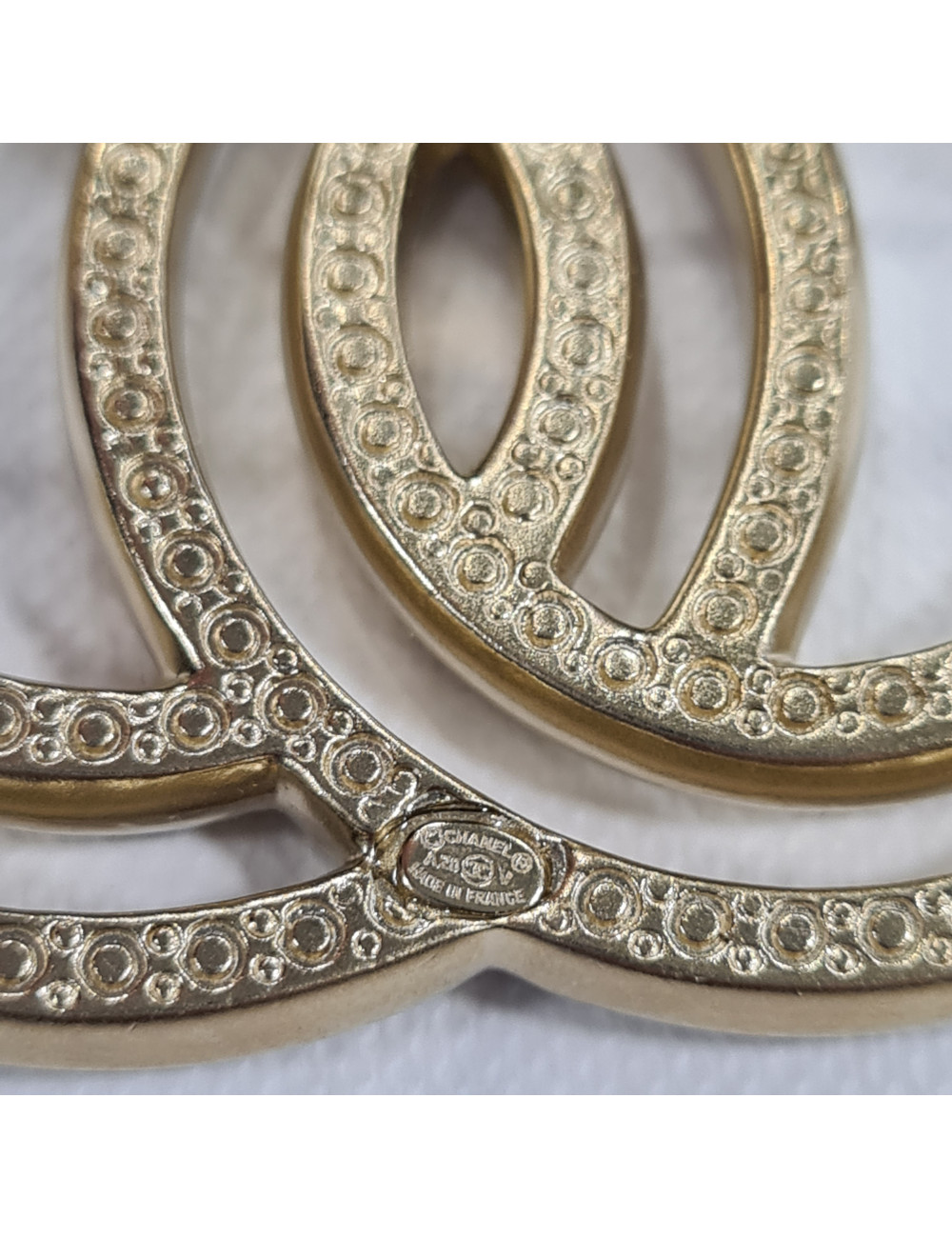 Broche CHANEL Double C strass et métal doré