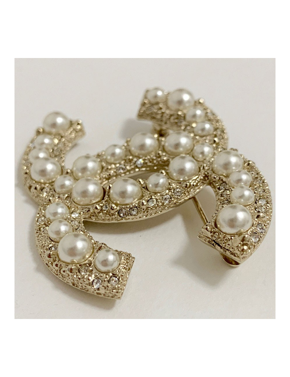 CHANEL CC brooch set with pearls