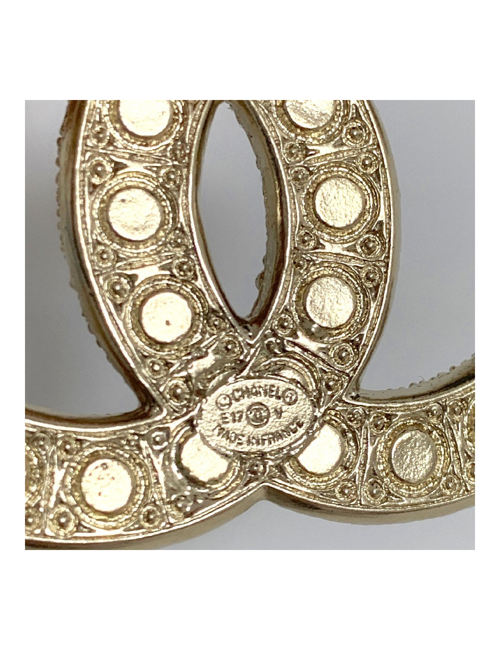 Broche CHANEL CC en perles nacrées et strass