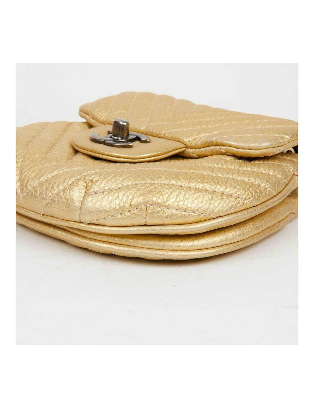 Sac CHANEL en cuir jaune forme coquillage
