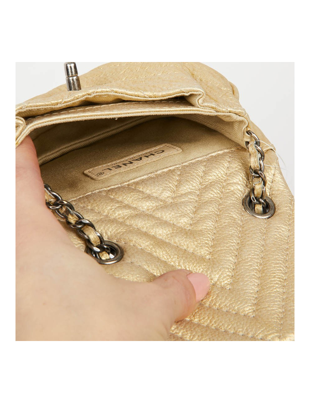 Sac CHANEL en cuir jaune forme coquillage