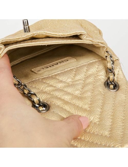 Sac CHANEL en cuir jaune forme coquillage