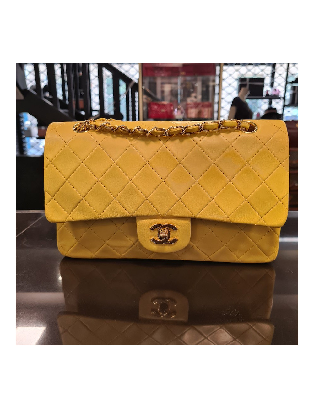 Sac jaune classique CHANEL cuir d'agneau matelassé